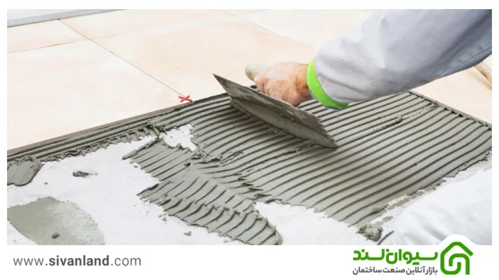کاشی کاری چیست؟ + آموزش کاشی کاری حرفه ای دیوار و کف در 9 مرحله 5 5 ملات کشی پشت کاشی