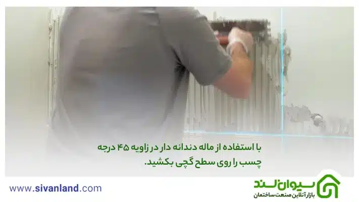 آیا سرامیک روی گچ میچسبد؟ | الزام پرایمر در نصب کاشی و سرامیک 23 23 با استفاده از ماله دندانه دار در زاویه 45 درجه چسب را روی سطح گچی بکشید.